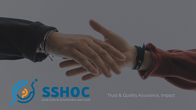 Kuvituskuvassa SSHOC-hankkeen logo ja kaksi toisiaan kohti kurottavaa kättä.